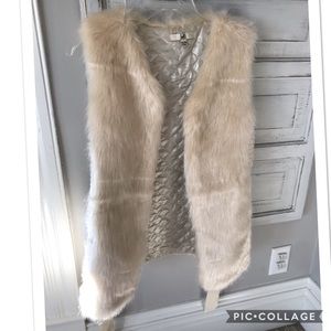 Ya cream furry vest! Boutique. Size s/m